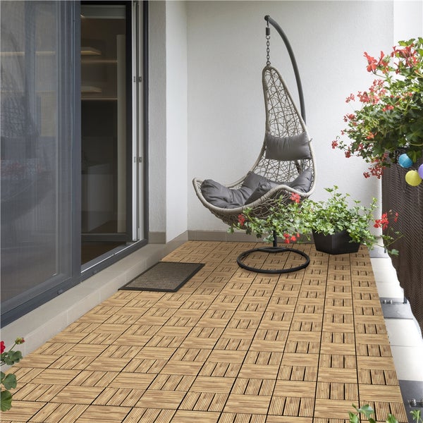 Balkon mit Bodenfliesen, Hängekorb und Dekoration