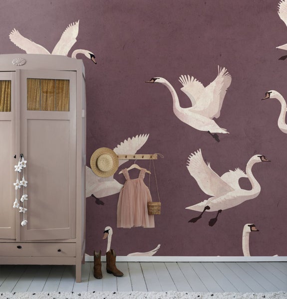 Kinderzimmer mit Schrank und Tapete mit Schwanenmotiven