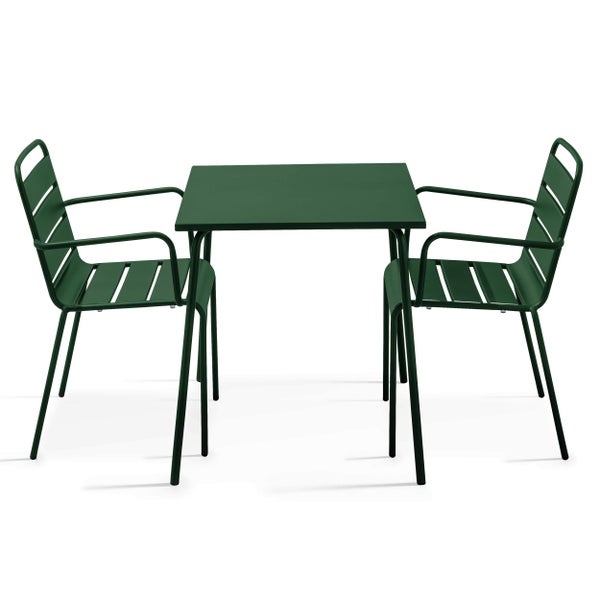 Dreiteiliges Gartenmöbel-Set aus Metall mit einem rechteckigen Tisch und zwei Armlehnenstühlen im Lattendesign in Dunkelgrün.