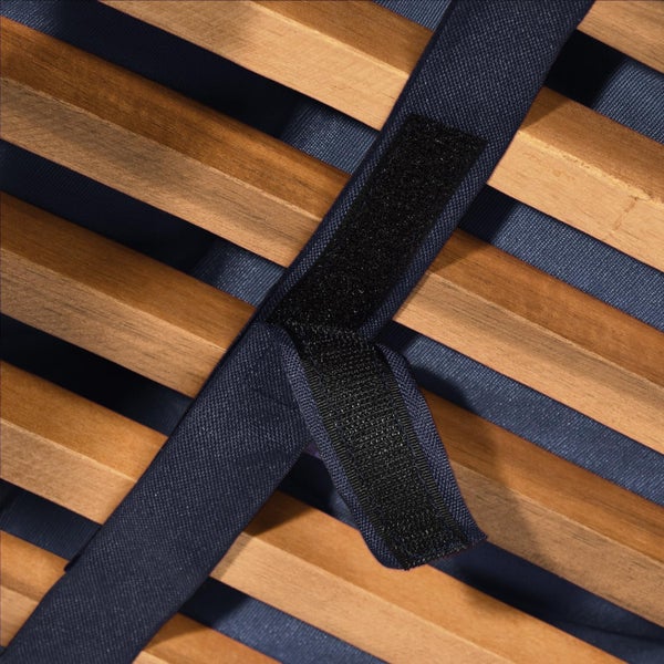 Detailaufnahme eines blauen Textilbandes mit Klettverschluss an Holzlatten.