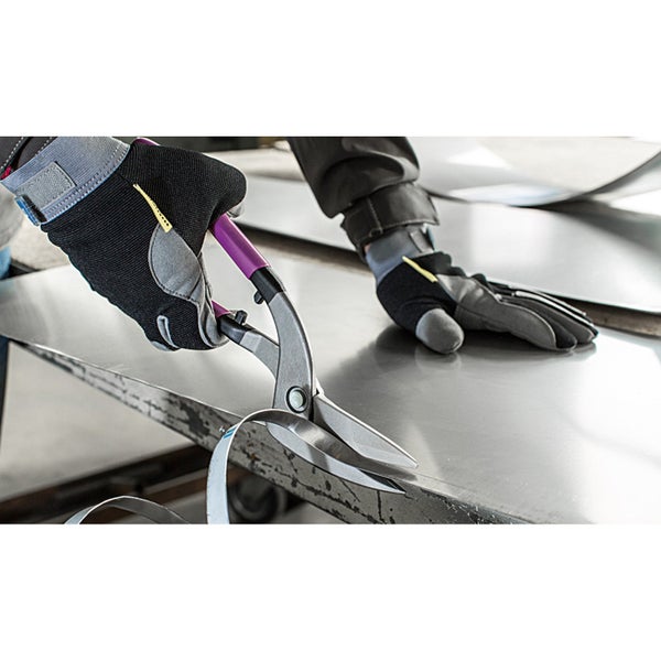 Person schneidet Metallblech mit einer Blechschere