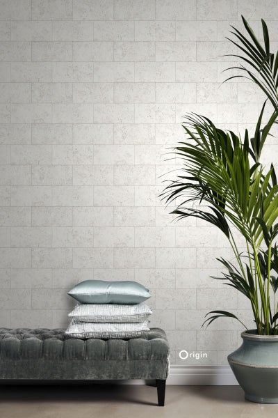 Wandgestaltung mit Steinoptik Tapete, Bank mit Kissen und Zimmerpflanze