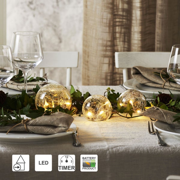 Festlich gedeckter Tisch mit LED Kugel Lichterkette aus Glas