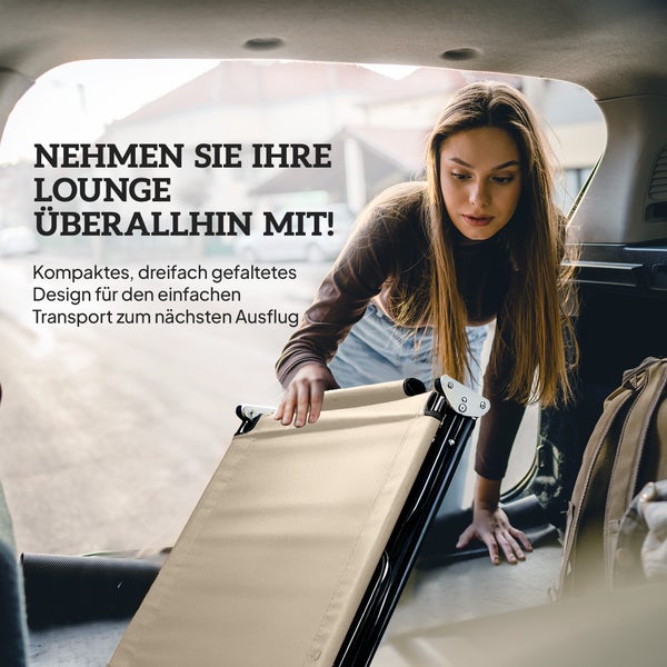 Eine Frau verstaut eine dreifach gefaltete, kompakte Lounge-Liege im Kofferraum eines Autos für den Transport.