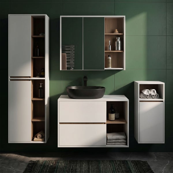 Modernes Badezimmer-Set in Weiß und Holzoptik mit schwarzem Aufsatzwaschbecken, Spiegelschrank und Hochschrank an einer grünen Wand.