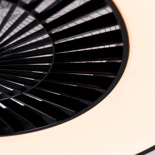 Detailansicht eines Deckenventilators mit schwarzen Lamellen und einem integrierten Lichtring.