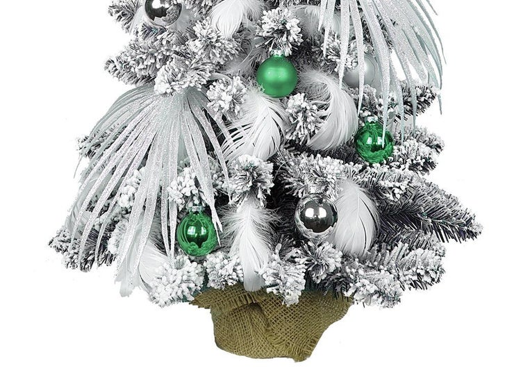 Künstlicher Weihnachtsbaum mit Kunstschnee, Kugeln, Federn und Jutesack