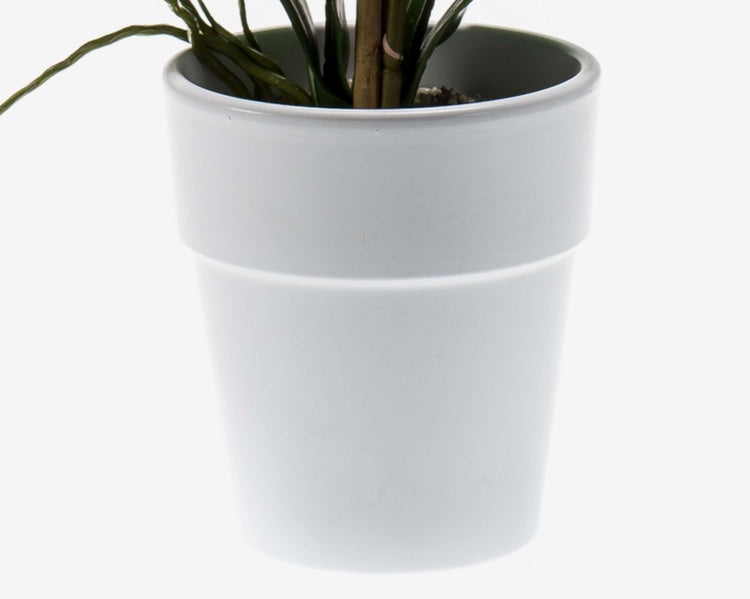 Künstliche Orchidee Phalaenopsis in Rosa mit grünen Blättern in einem weißen Topf.