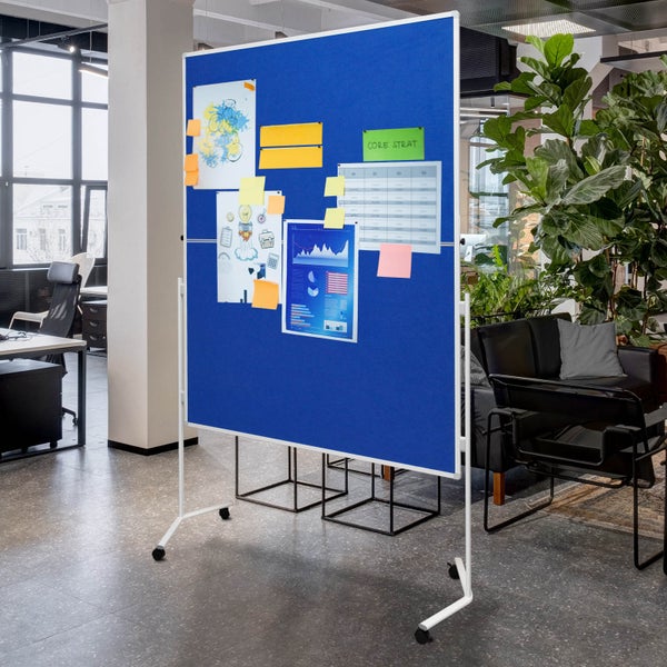 Moderationstafel FOLD - klappbare Metaplanwand mit Filz-Oberfläche - mobil dank Rollen - beidseitig nutzbar - Filz-Moderationswand 120x150 cm - Blau
