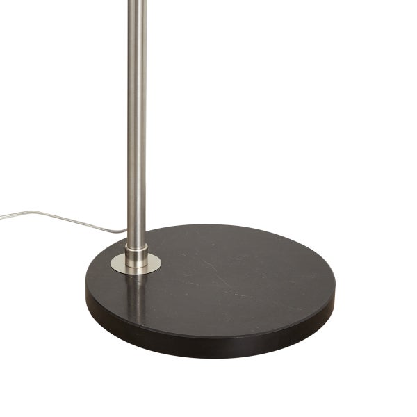 Detail einer Stehlampe mit Metallschaft und rundem Fuß