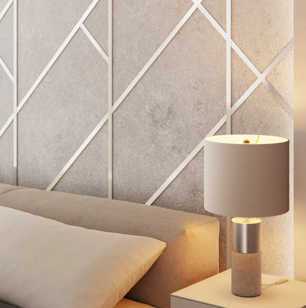 Nahaufnahme eines Schlafzimmers mit Bett, Nachttisch und Lampe