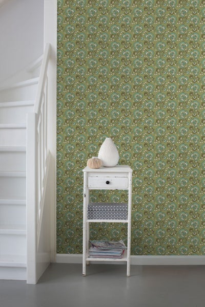 Szene mit gemusterter Tapete, Nachttisch und Treppe