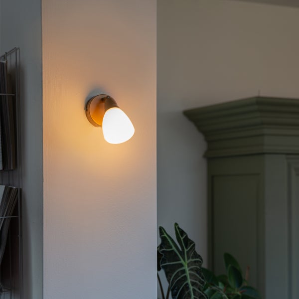 Wandleuchte aus Metall und Glas im Wohnzimmer