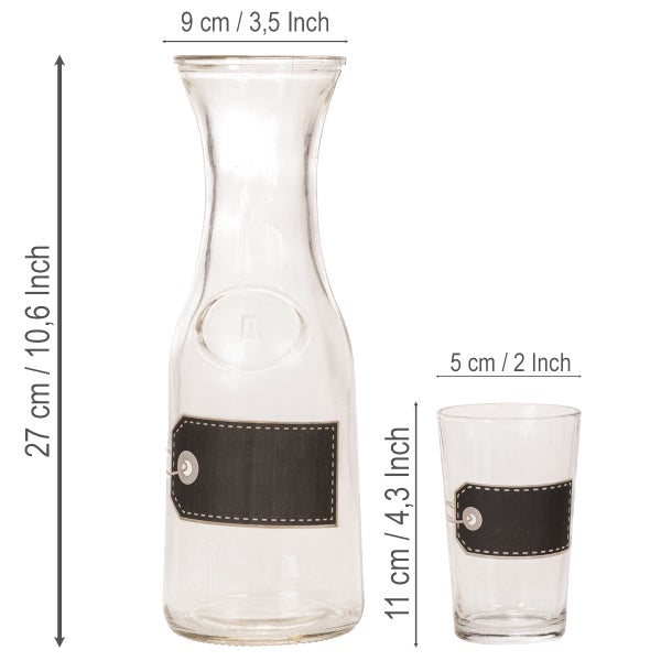 Glaskaraffe und Trinkglas mit schwarzen Kreidetafel-Etiketten. Die Karaffe ist 27 Zentimeter hoch, das Glas 11 Zentimeter hoch.