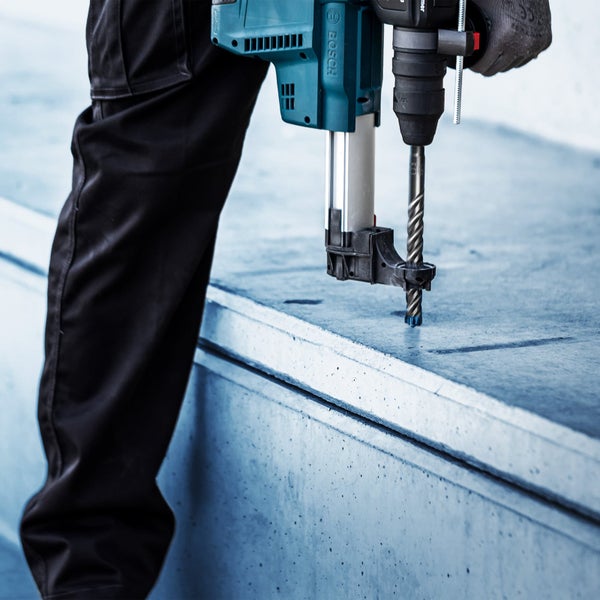 Bosch Bohrhammer beim Bohren in Beton