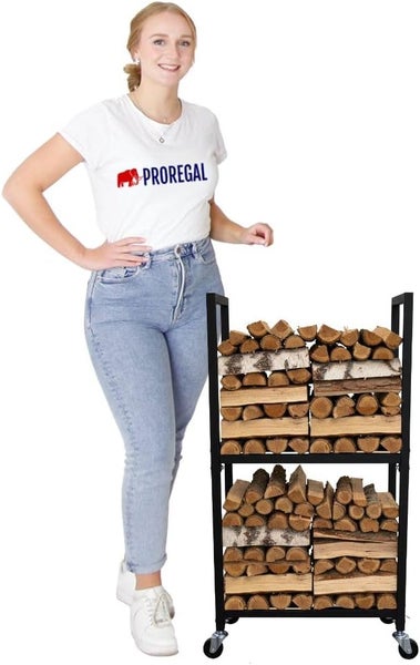 Frau steht neben einem rollbaren Kaminholzregal aus Metall mit Holzscheiten