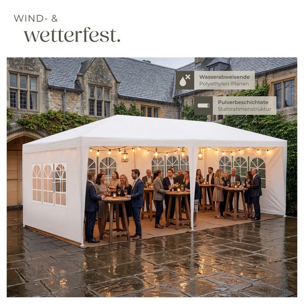 Großes Partyzelt für Gartenfeiern mit wasserabweisenden Polyethylen Planen und stabiler pulverbeschichteter Stahlrahmenstruktur bei Regen.