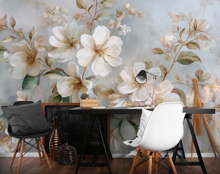 Fototapete mit großen weißen und beigen Blüten und grünen Blättern in einem Arbeitszimmer mit Schreibtisch, Stühlen und Schreibtischlampe.