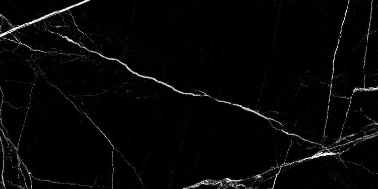 Schwarze Marmorfliese mit weißer Maserung
