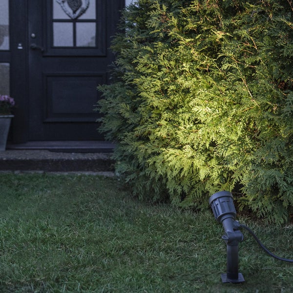 Garten mit Busch und Aussenleuchte