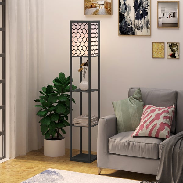 Wohnzimmer mit Stehlampe, Regal und Couch