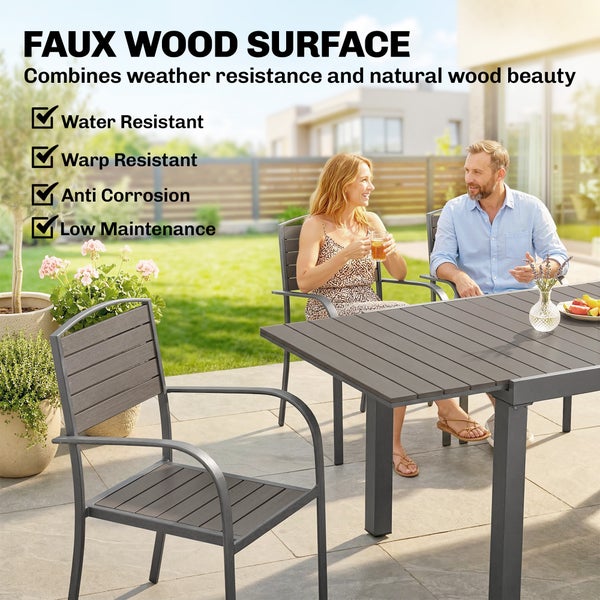 Moderne Gartenmöbel mit Tisch und Stühlen in Holzoptik auf einer Terrasse. Ein Paar sitzt am wetterfesten, pflegeleichten Tisch im Garten.