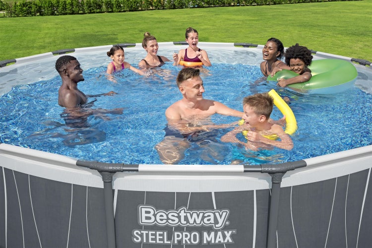 Runder Bestway Steel Pro MAX Aufstellpool mit Bestway Logo auf einer Rasenfläche, in dem mehrere Personen schwimmen.