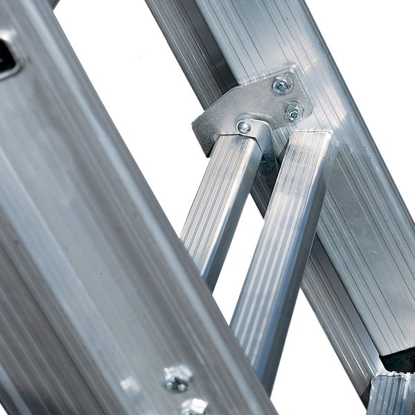 Detail einer Aluminiumleiter mit Schrauben und Streben