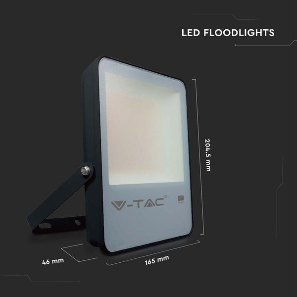 LED Strahler mit den Massen 204,5 mm Höhe, 165 mm Breite und 46 mm Tiefe.
