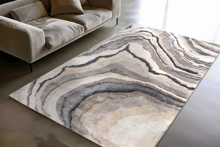 Wohnzimmer mit modernem Sofa und rechteckigem Teppich mit abstraktem, marmoriertem Muster in einem Raum mit glattem Boden.