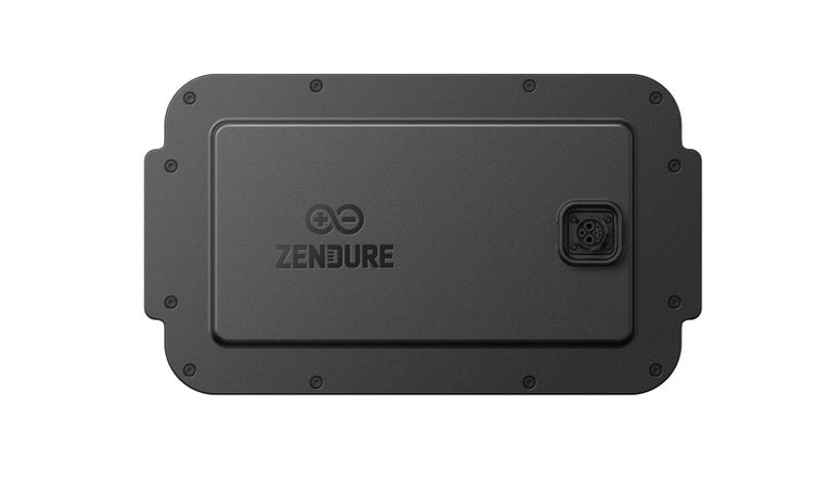 Zendure Logo auf einer schwarzen rechteckigen Komponente mit einem mehrpoligen Anschluss und Schrauben.