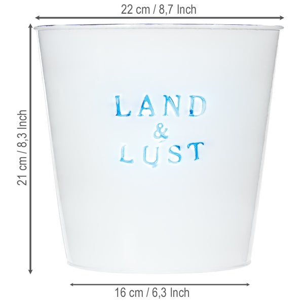 Weißer Metall-Pflanztopf mit Aufschrift Land und Lust. Höhe 21 Zentimeter, Durchmesser oben 22 Zentimeter, Durchmesser unten 16 Zentimeter.