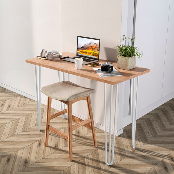 Moderner Schreibtisch mit Holzoberfläche und vier weißen Metallbeinen in Haarnadelform, kombiniert mit einem passenden Barhocker im Arbeitszimmer.