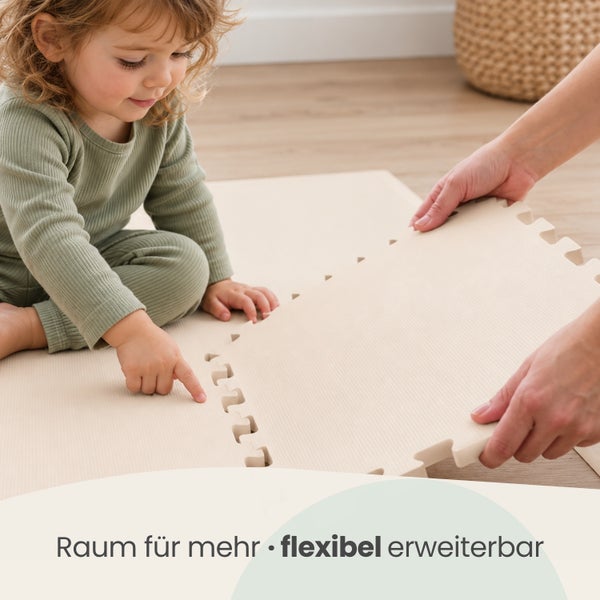 Kind spielt auf einer flexibel erweiterbaren Puzzlematte aus Schaumstoff für den Boden.