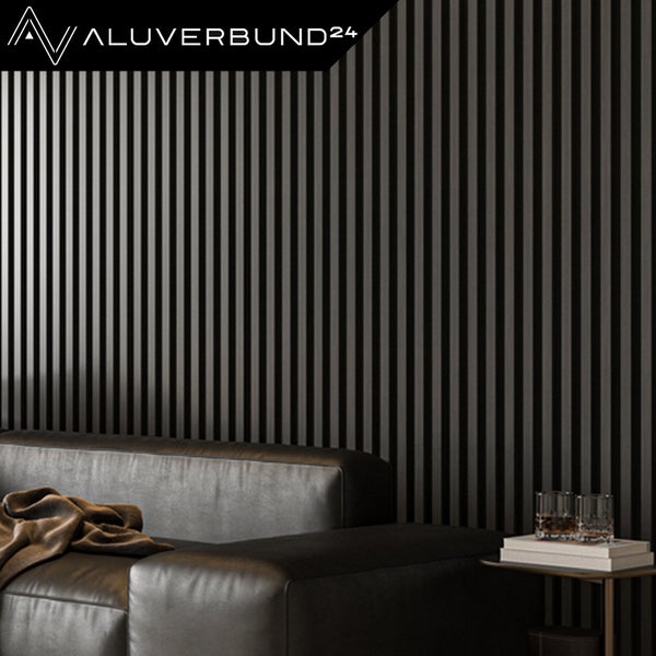 Wandverkleidung mit Lamellenoptik hinter einem Ledersofa und einem Beistelltisch mit Gläsern und Büchern, Aluverbund24 Logo