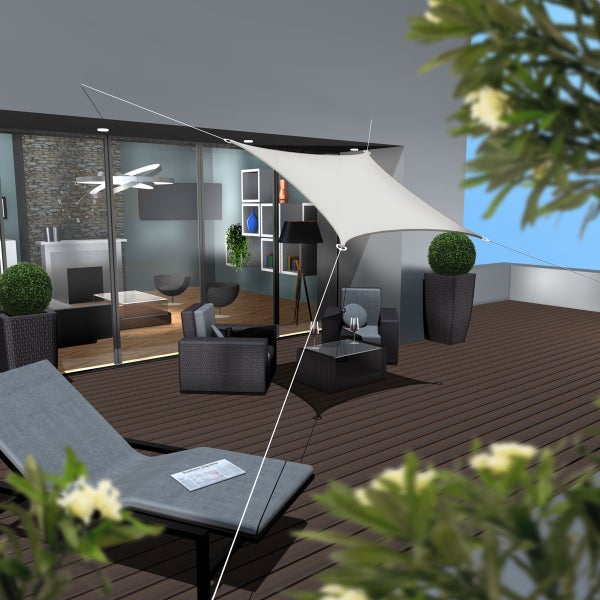 Modernes Sonnensegel auf einer Terrasse mit dunklen Outdoormöbeln, Holzboden und Blick in ein helles Wohnzimmer.