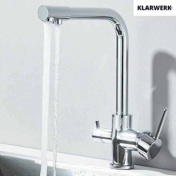 Klarwerk 3-Wege-Küchenarmatur in Chrom mit L-Auslauf und zwei Hebeln, aus der zwei Wasserstrahlen fließen.