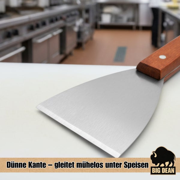 Metall Pfannenwender mit Holzgriff auf Schneidebrett im Restaurant