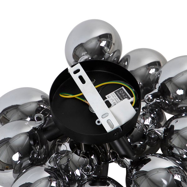 Detailansicht einer Deckenleuchte mit mehreren kugelförmigen Lampenschirmen.