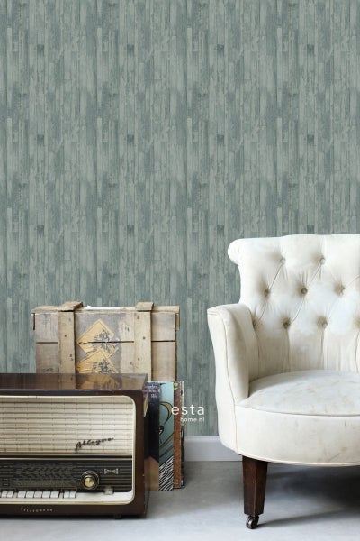 Dekoratives Zimmer mit Holzpaneel-Tapete, Sessel und Radio im Vintage-Stil