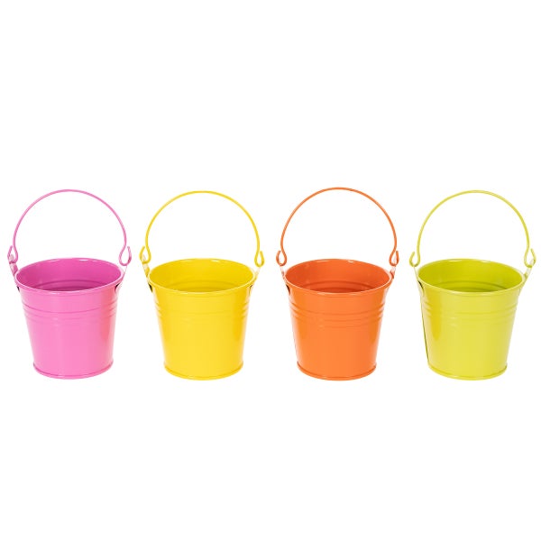Vier kleine Metalleimer in den Farben Pink, Gelb, Orange und Grün mit Henkel.