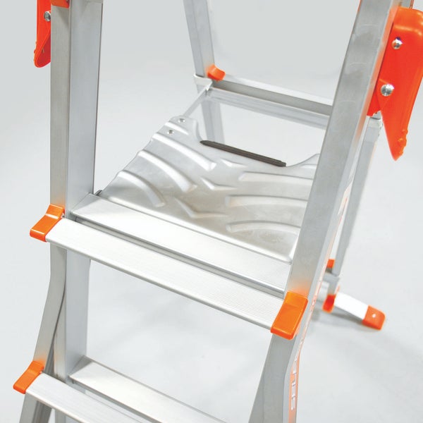 Detailansicht einer Aluminium Haushaltsleiter mit profilierten Stufen und Sicherheitsplattform.