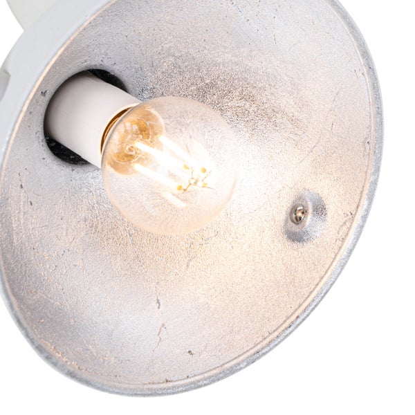 Nahaufnahme einer grauen Lampe mit eingeschalteter Glühbirne