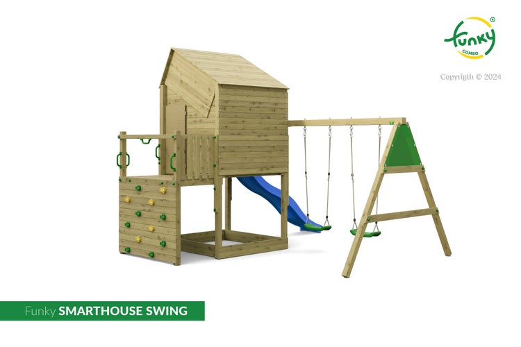 Funky Combo Spielturm SMARTHOUSE SWING aus Holz mit Spielhaus, Kletterwand, blauer Rutsche, grüner Doppelschaukel und Funky Combo Logo.