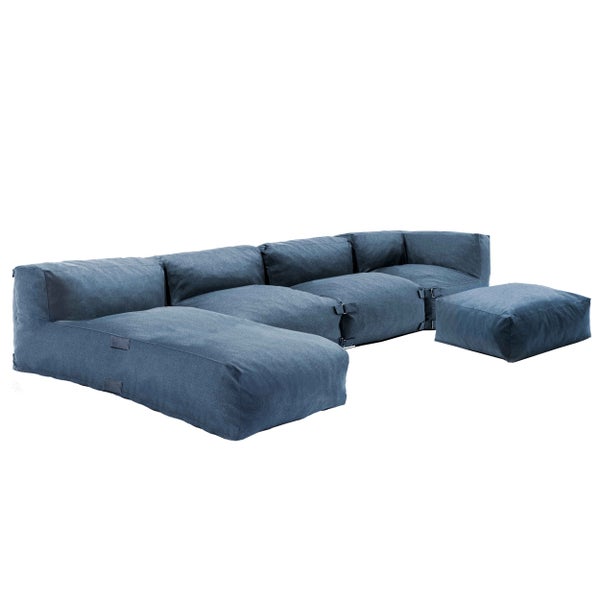 Modulares Lounge-Sofa-Set aus blauem Textilgewebe bestehend aus mehreren Sitzelementen und einem Hocker.