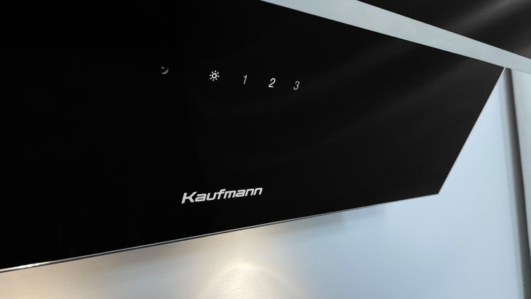 Dunstabzugshaube mit Kaufmann Logo und Bedienfeld mit drei Leistungsstufen sowie Lichtschalter