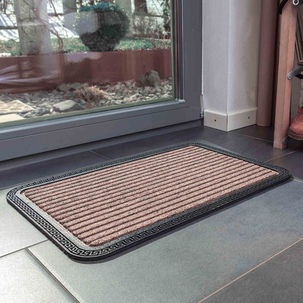 Fußmatte mit Muster vor einer Tür