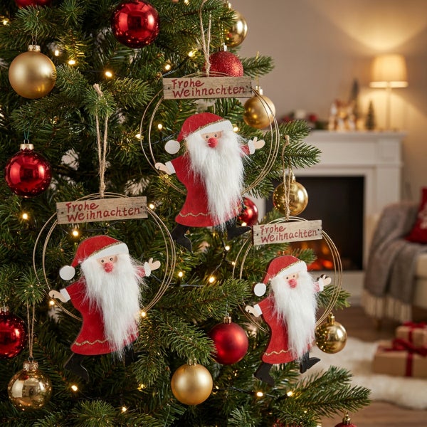 Weihnachtsbaum mit Weihnachtsmann Anhängern aus Holz und Metall und Weihnachtskugeln in einem Wohnzimmer