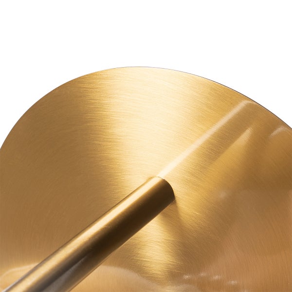 Detailaufnahme einer goldenen Lampenhalterung mit einem Metallstab