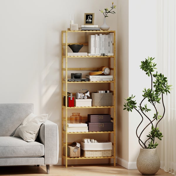 Hohes Standregal aus hellem Holz mit sechs Ablageflächen, dekoriert mit Büchern und Wohnaccessoires in einem hellen Wohnzimmer.